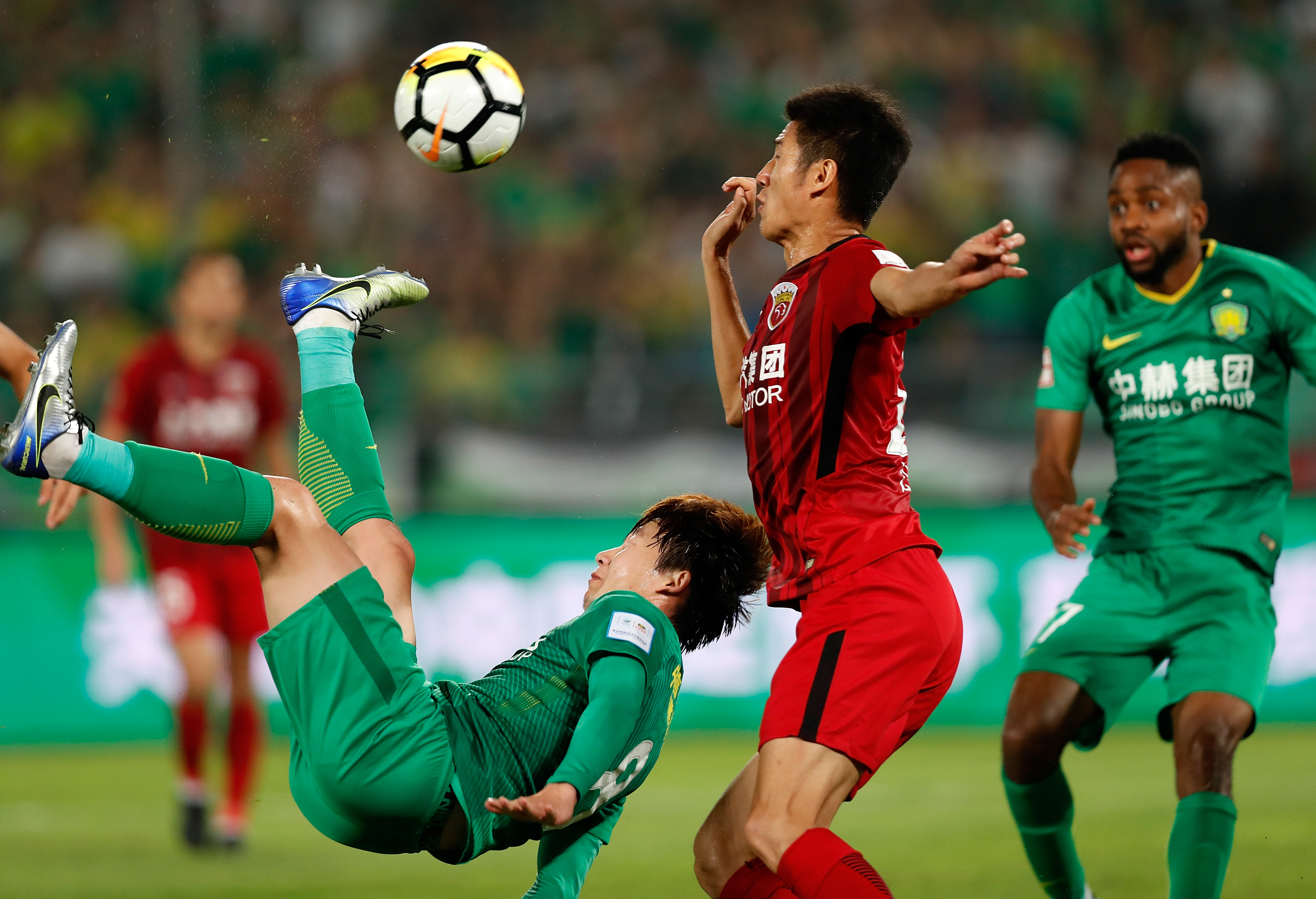 京沪对决:北京中赫国安力克上海上港终结不败纪录 京沪对决:北京中赫国安力克上海上港终结不败纪录