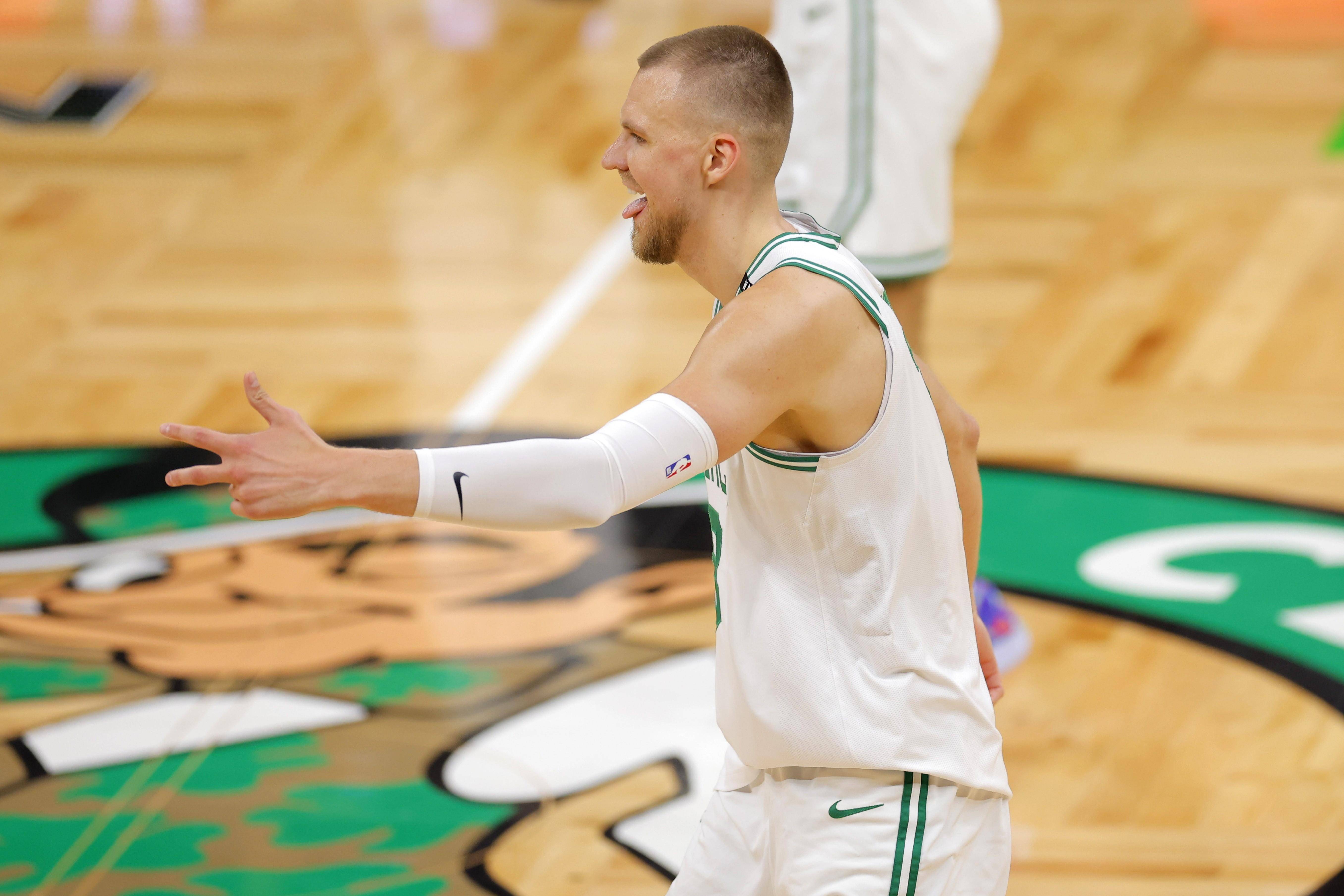 包含凯尔特人B队血洗魔术，波尔津吉斯绝境逆转的词条