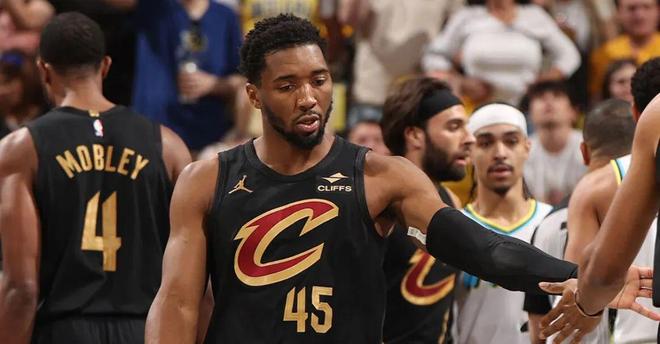 掘金碾压山东队，米切尔点燃赛场