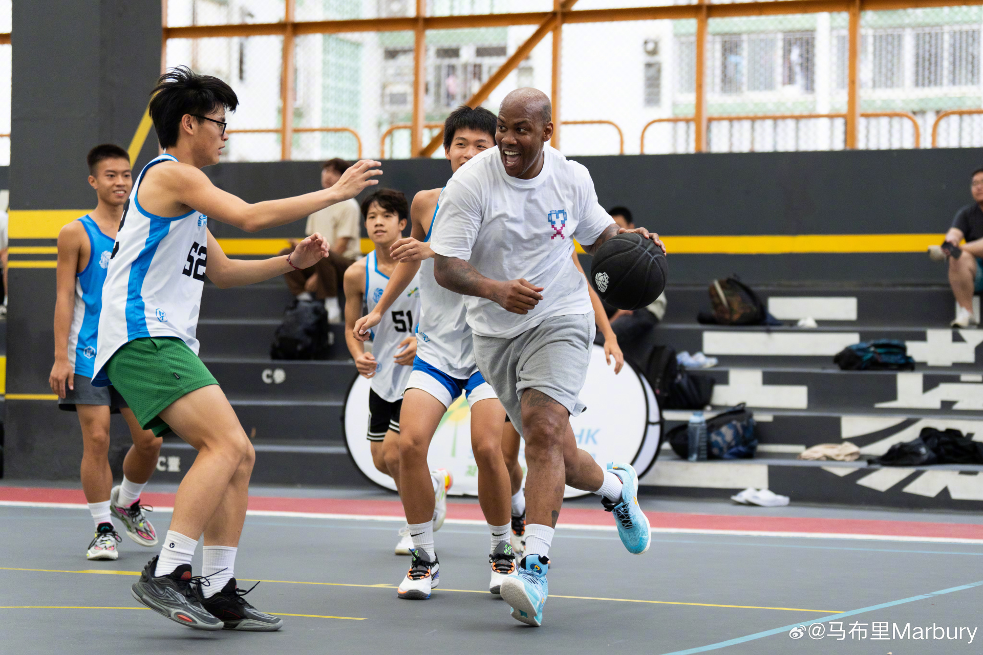 包含世界篮球巨星集体参加慈善赛，助力公益事业的词条