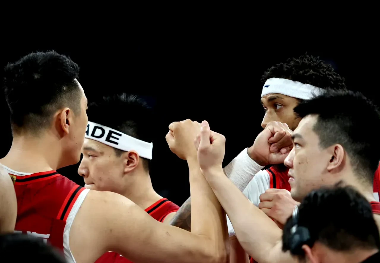 关于江苏男篮客场获胜，展现出色的团队配合与默契的信息