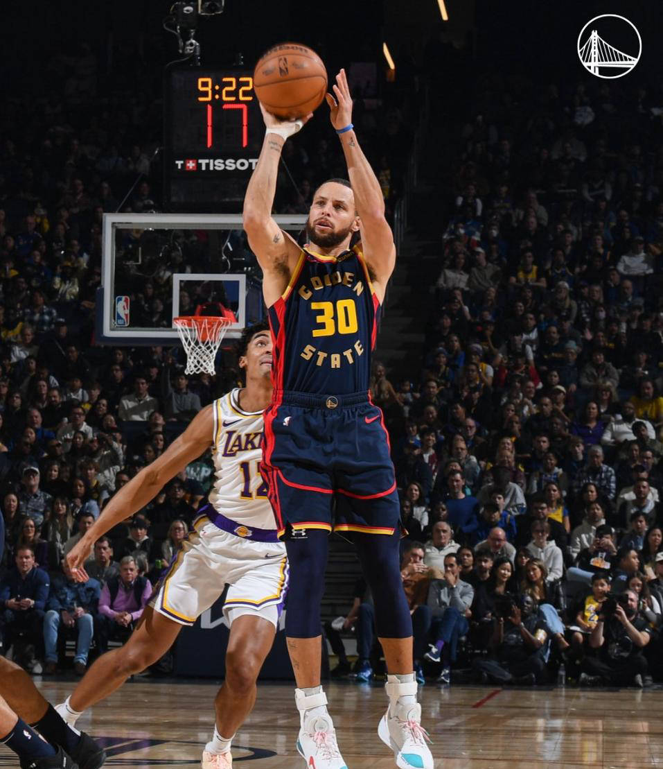 斯蒂芬-库里远射得分，勇士主场取胜