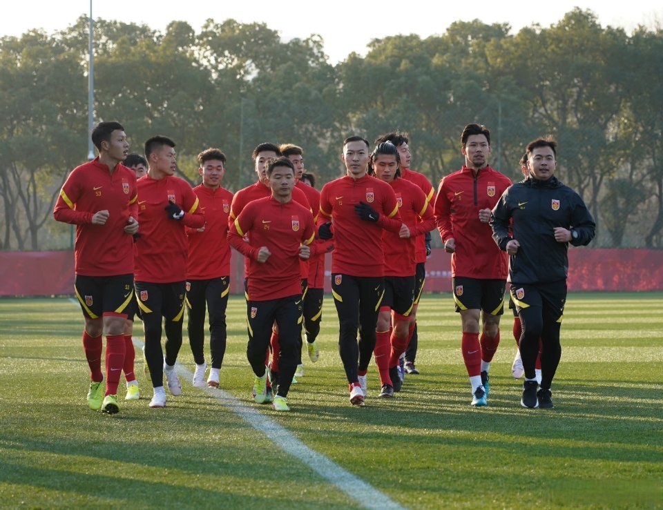 指挥官布置战术，球员反复练习磨合的简单介绍