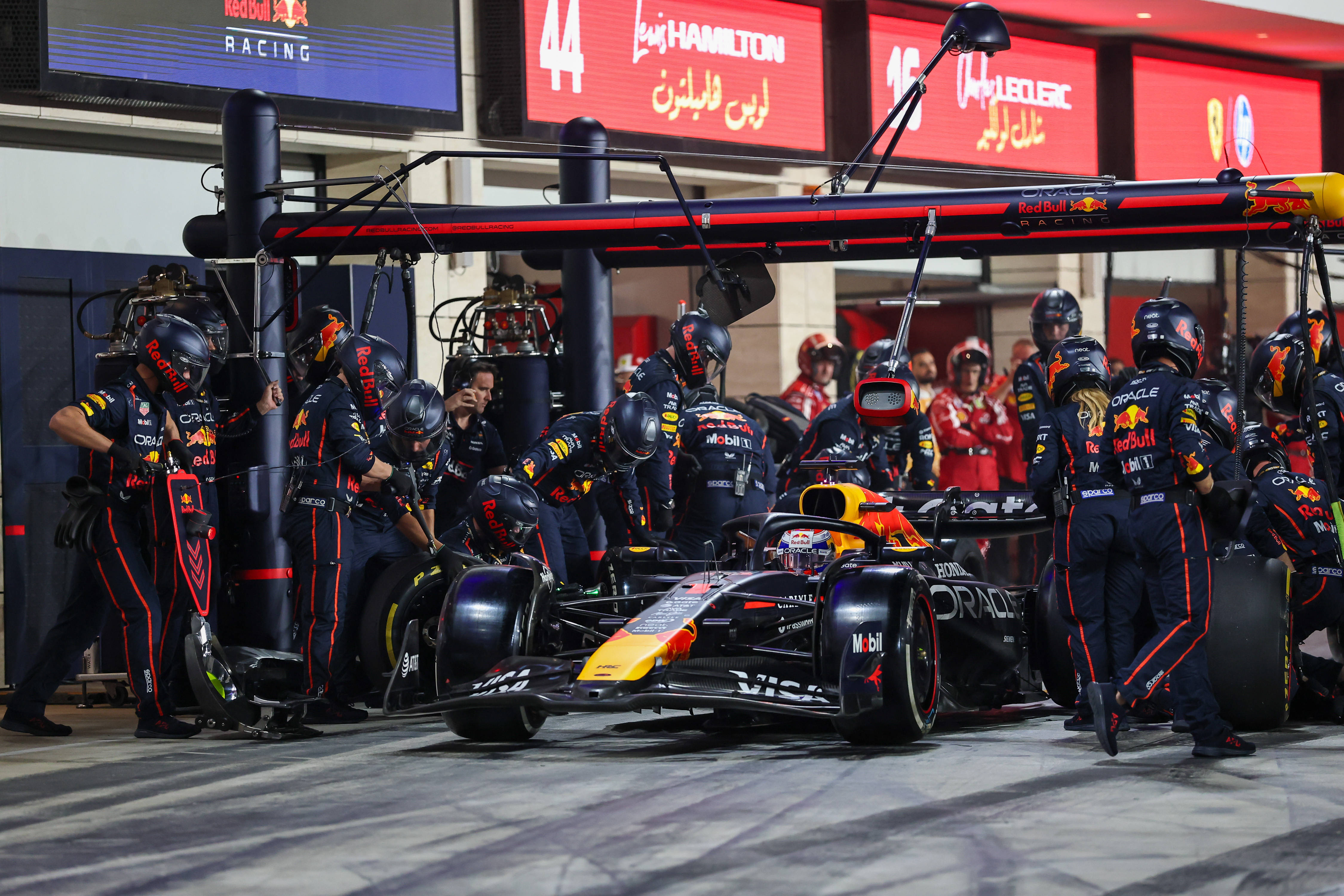 红牛车队险胜阿斯顿马丁，塞恩斯扛起全队的简单介绍