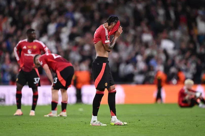 关于曼联队遭遇主场惨败，球迷情绪低落的信息