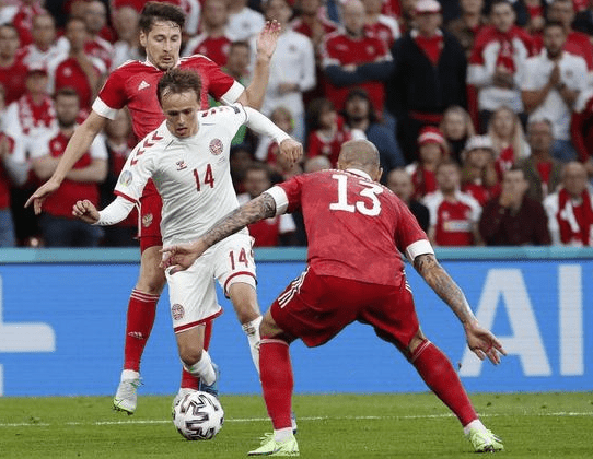 包含丹麦羽毛球队完胜法国羽毛球队，辛杜三分雨点燃全场的词条