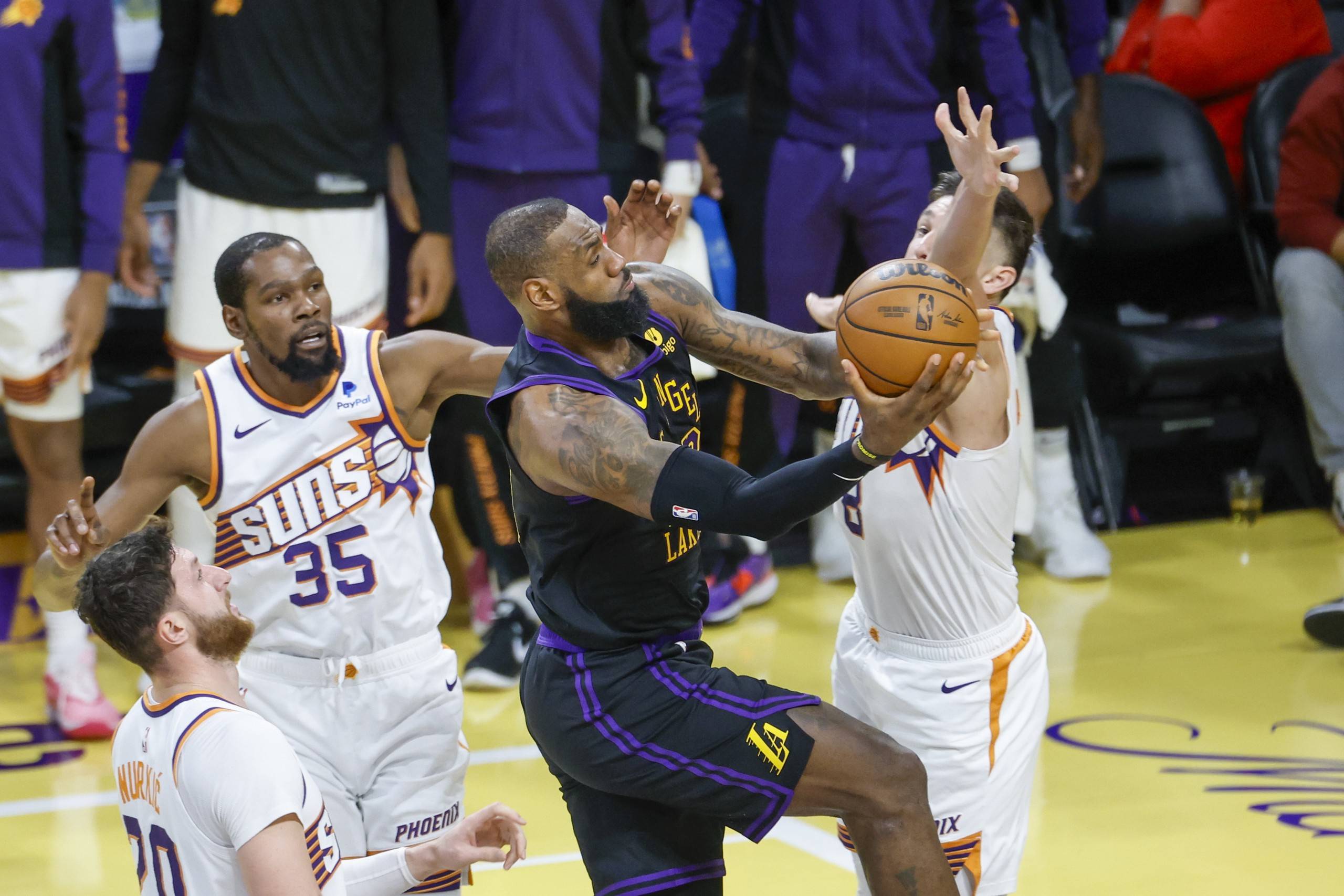 湖人轻取猛龙，布克带队取胜