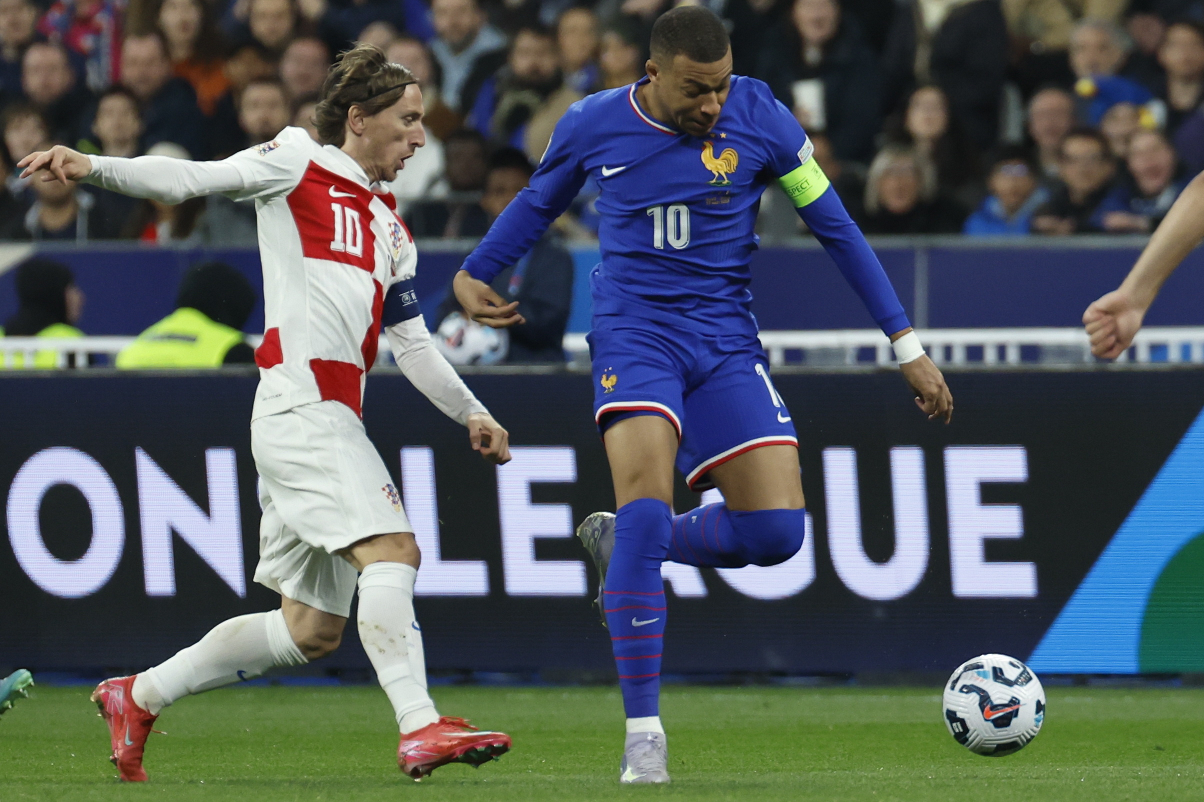 欧国联比赛球队实力强劲，对决激烈