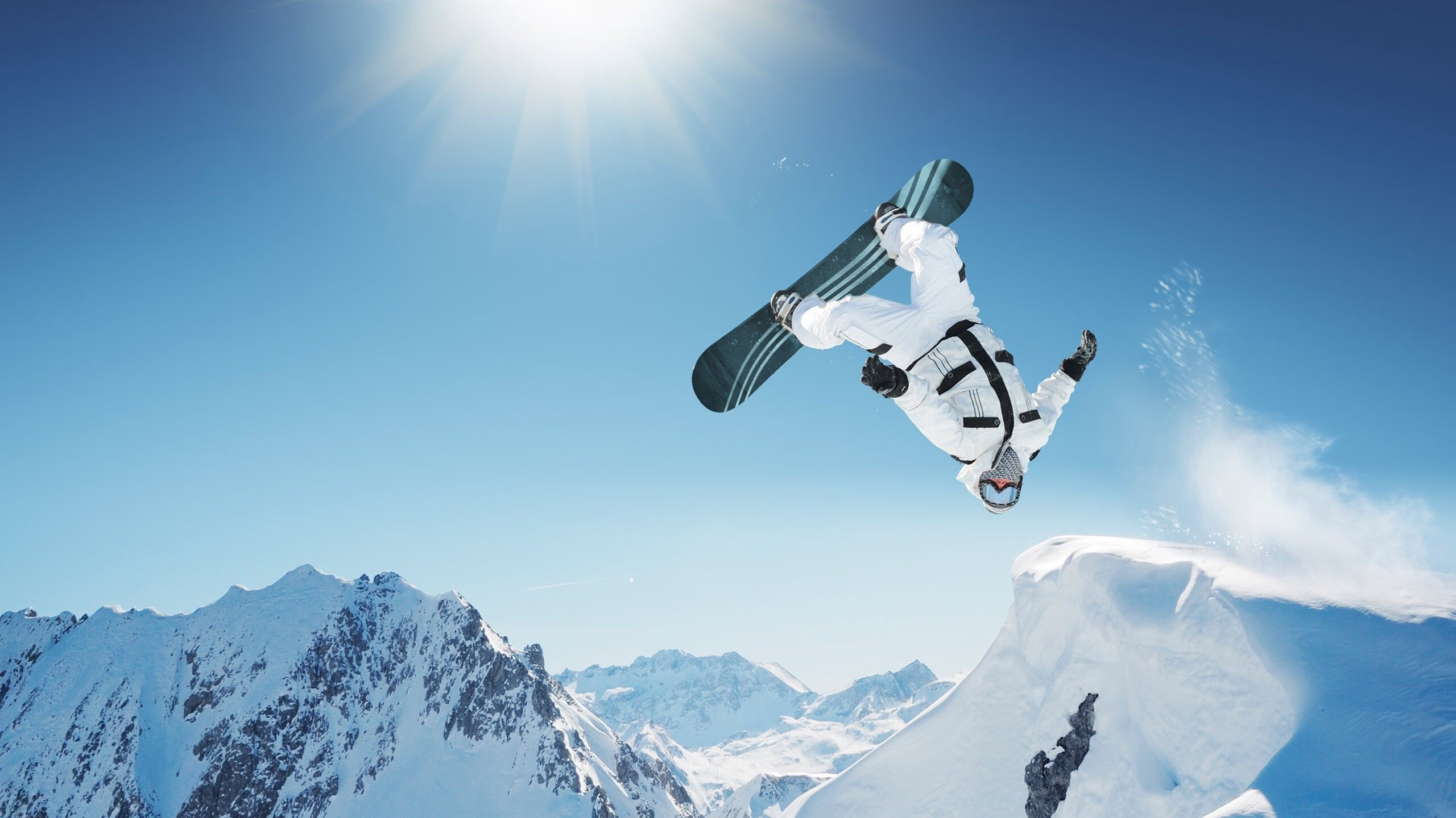 跨界争锋，当篮球场上的布克接管F1新赛季揭幕战